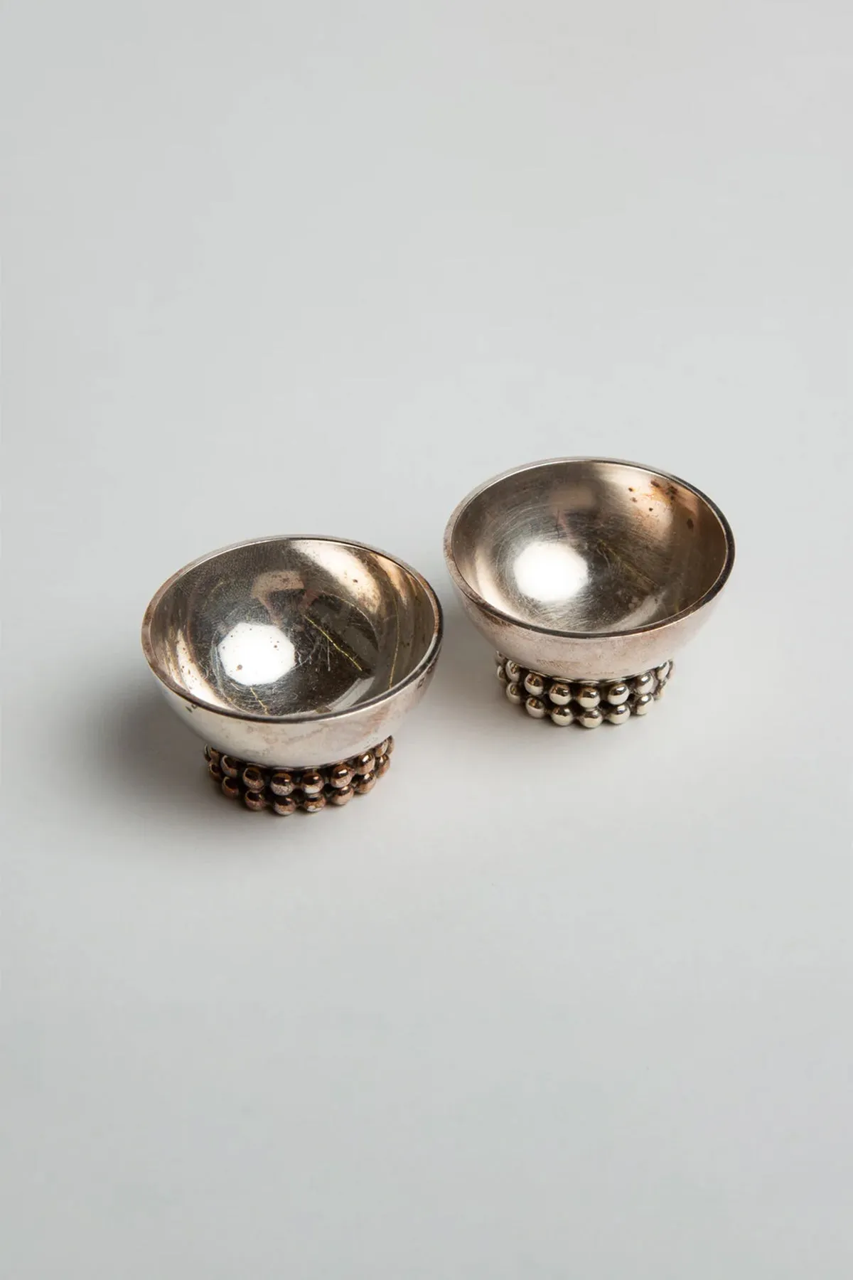 JEAN DESPRÉS | PAIR OF SILVER BOWLS WITH BEADS