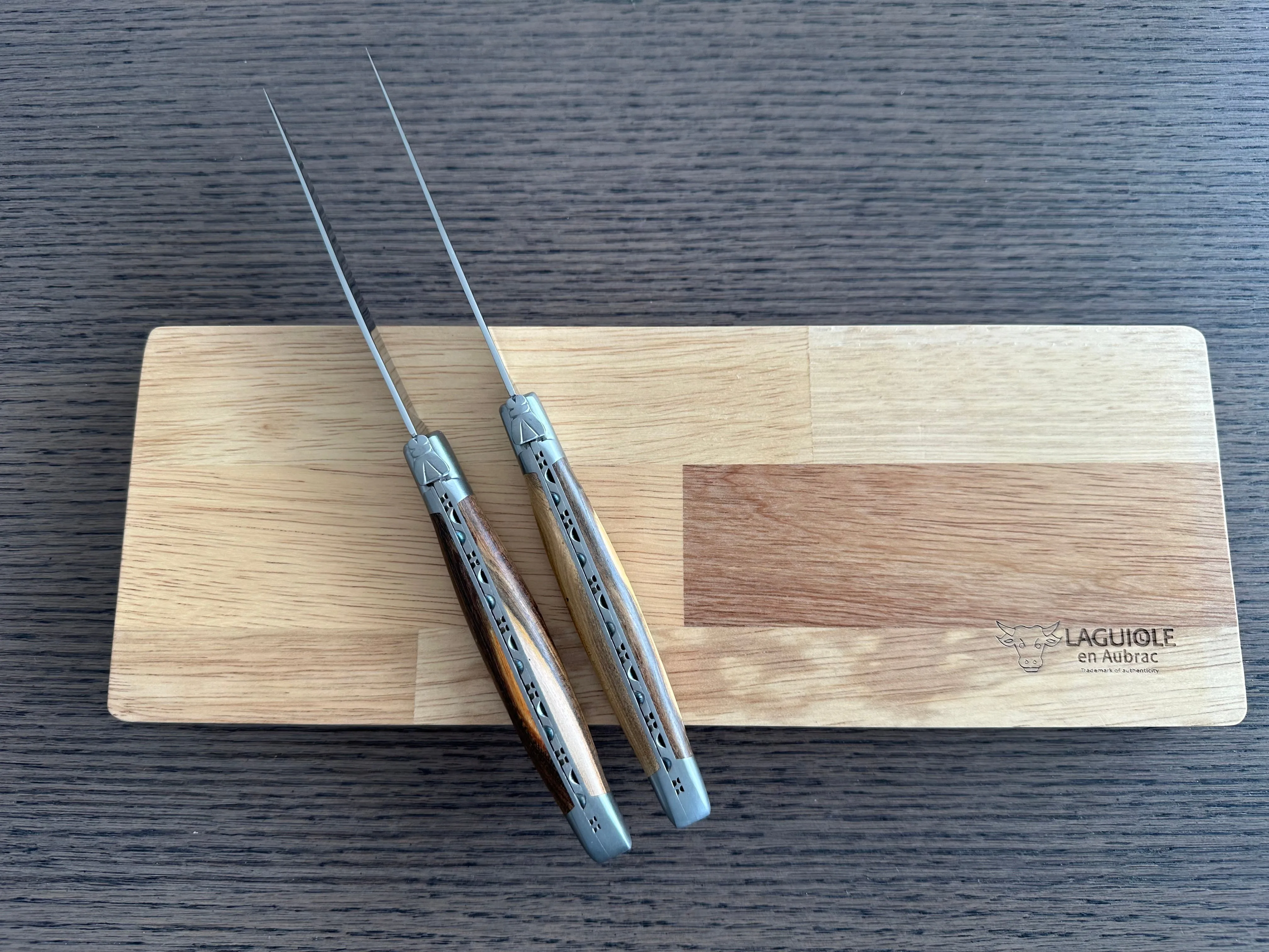 Laguiole en Aubrac Handcrafted 2-Piece Steak Knife Set with Pistachio Handles