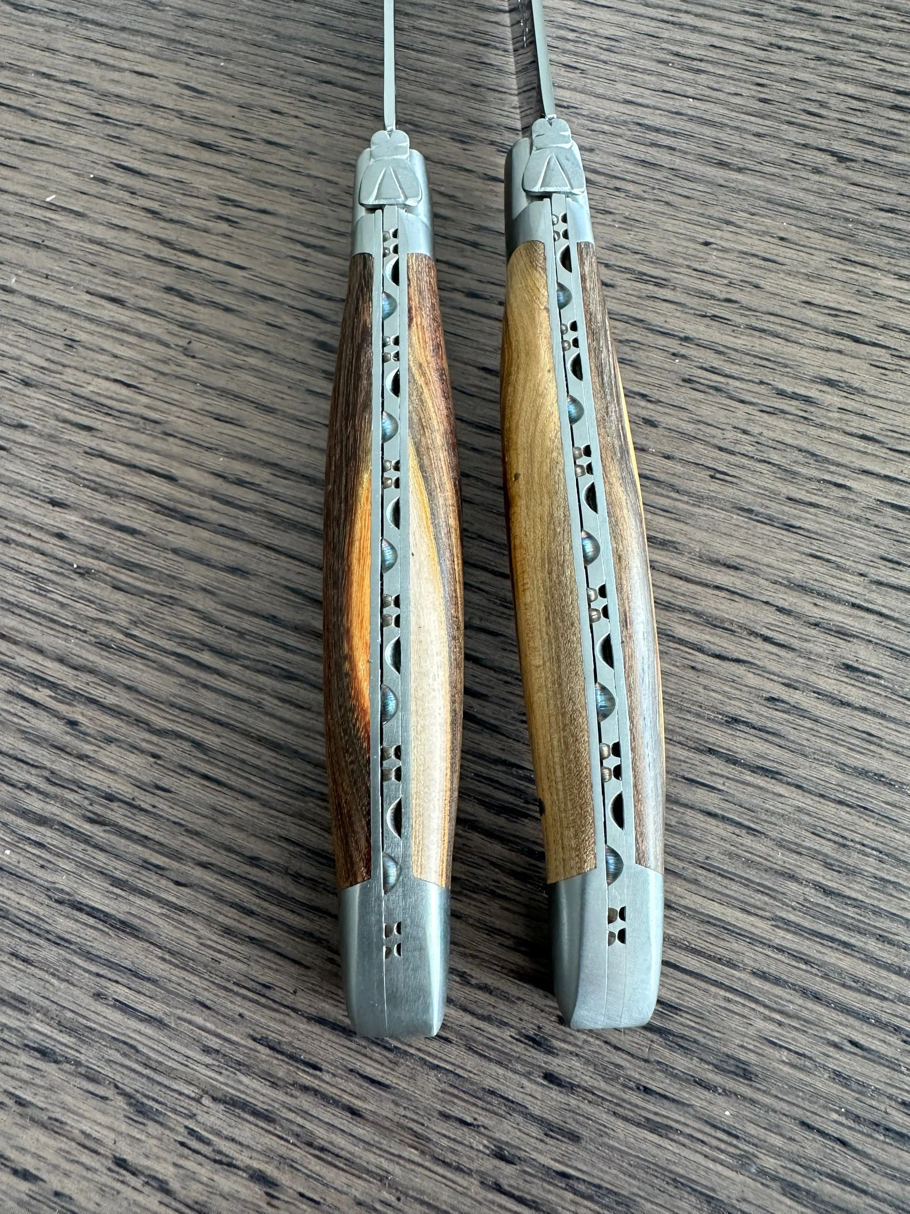 Laguiole en Aubrac Handcrafted 2-Piece Steak Knife Set with Pistachio Handles