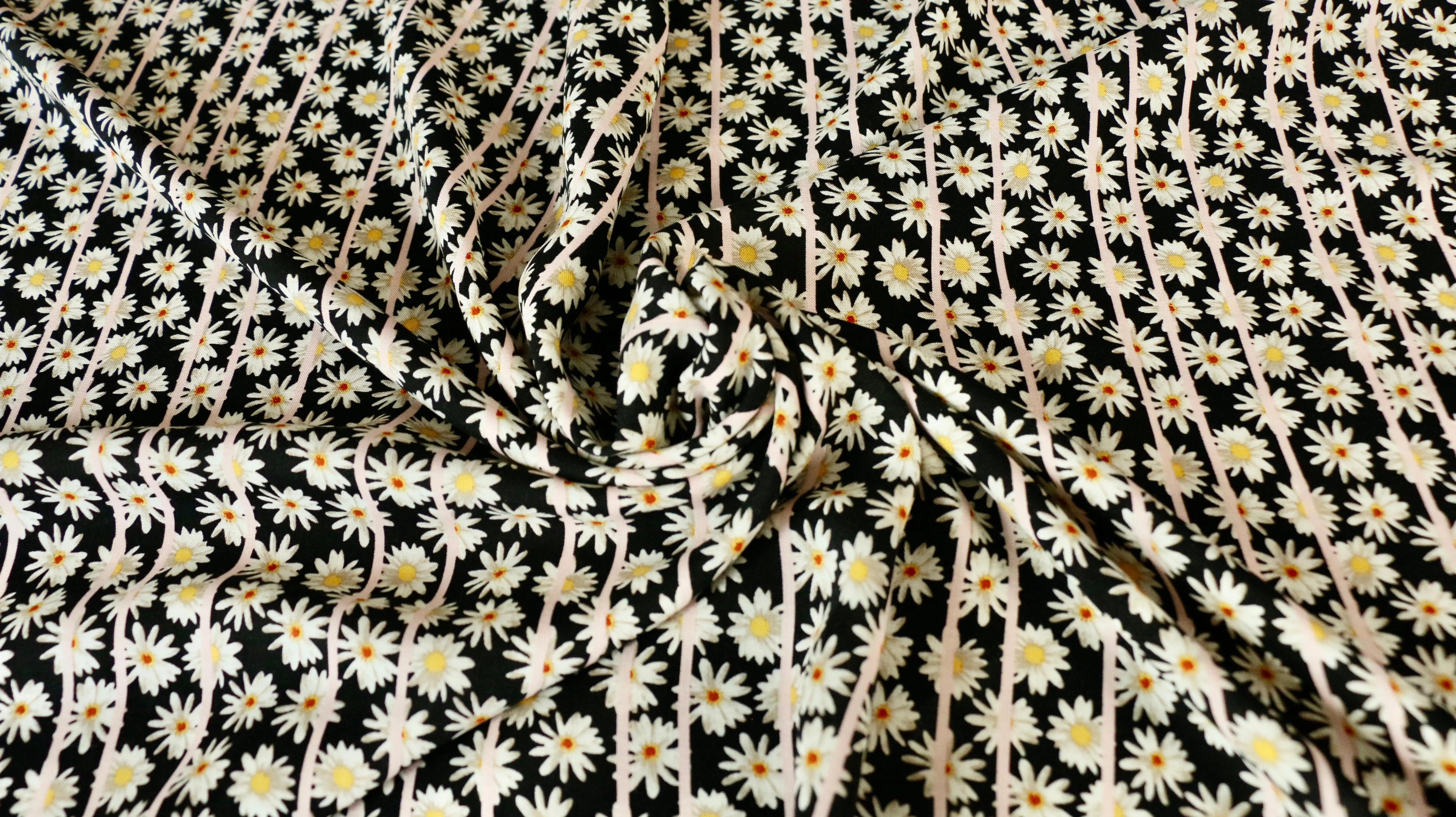 REMNANT 0.50m x 1.50m - VISCOSE CHALLIS FABRIC - Daisy design - Black, off white and pale pink
