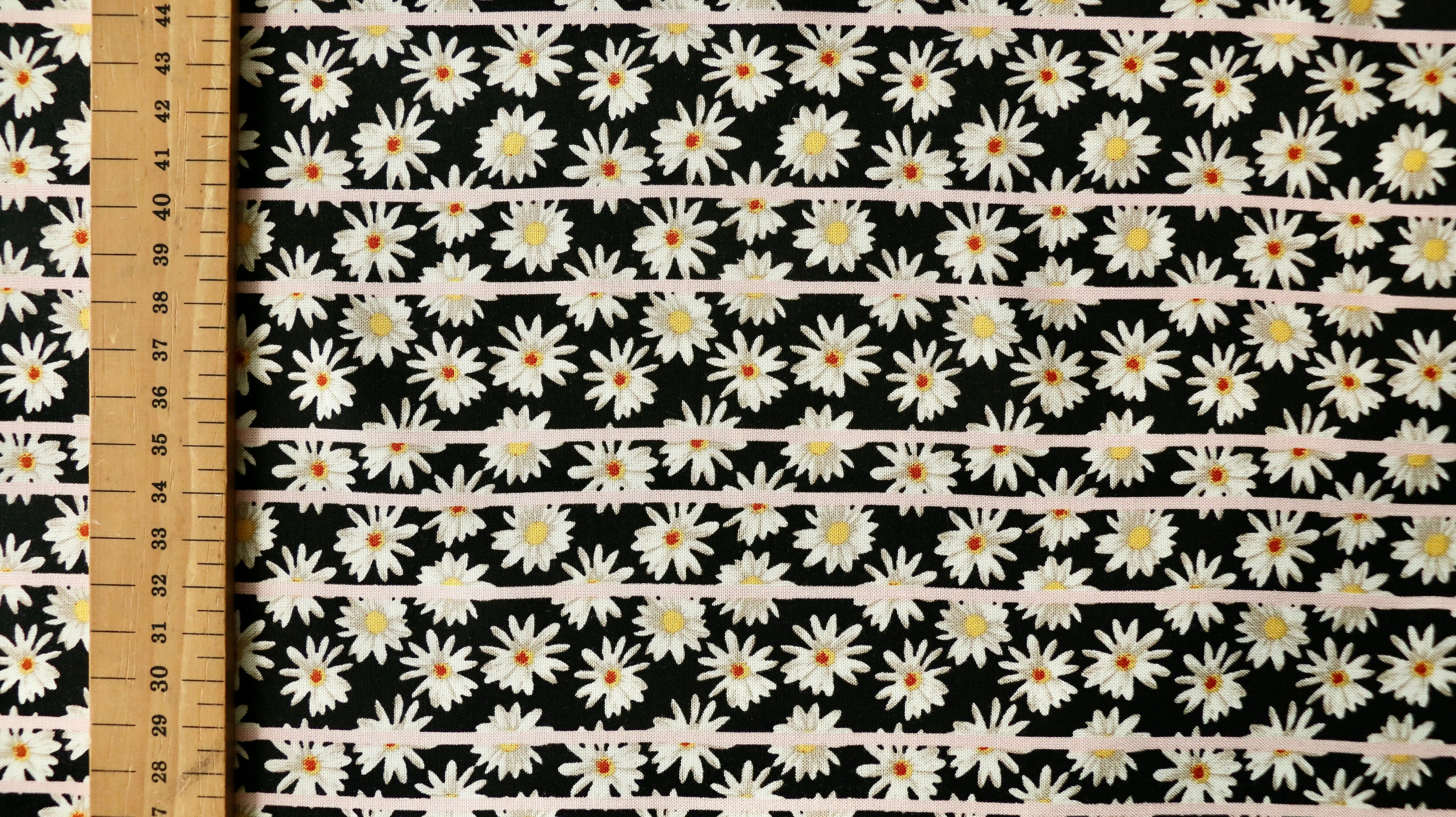REMNANT 0.50m x 1.50m - VISCOSE CHALLIS FABRIC - Daisy design - Black, off white and pale pink