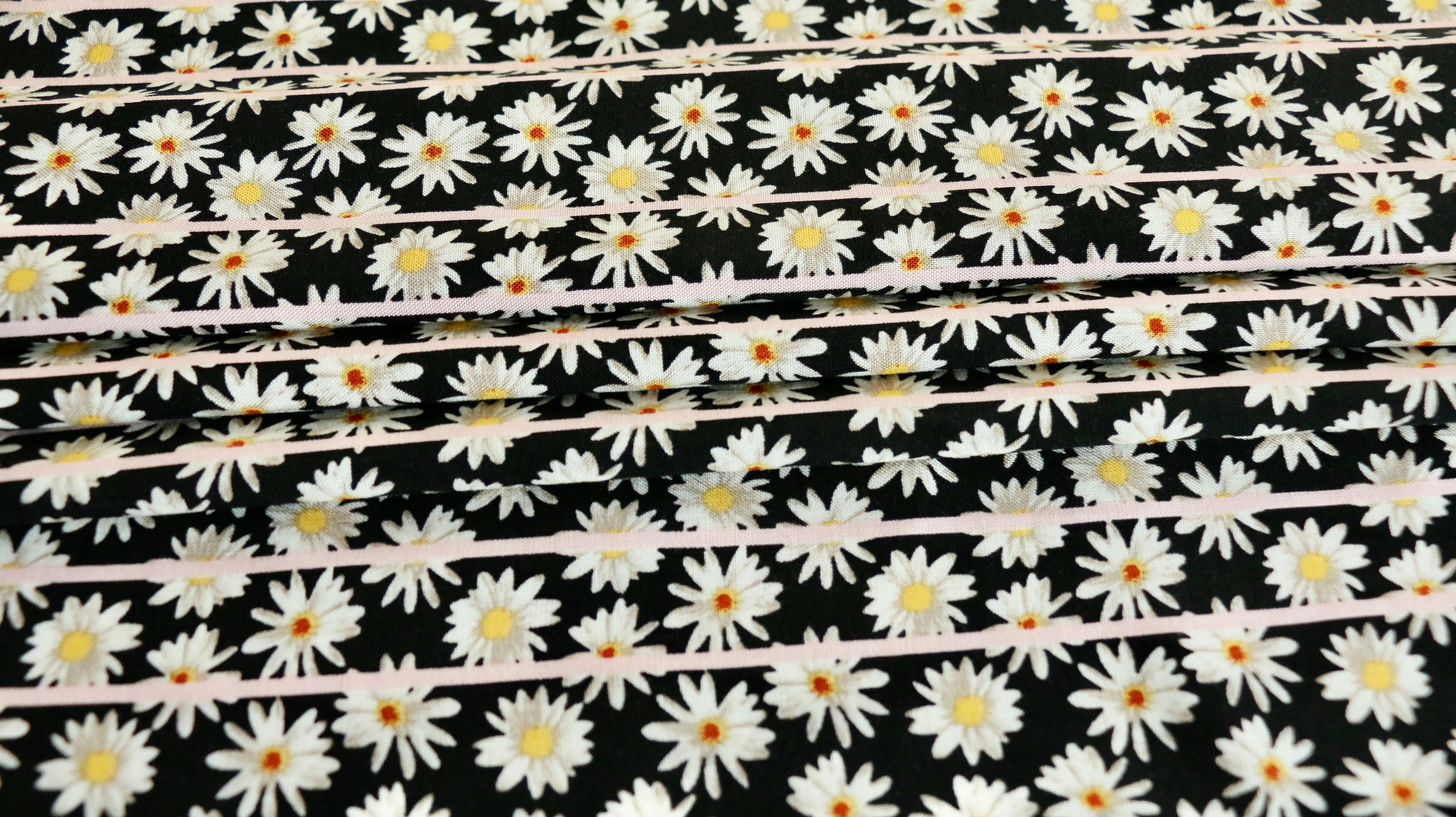 REMNANT 0.50m x 1.50m - VISCOSE CHALLIS FABRIC - Daisy design - Black, off white and pale pink