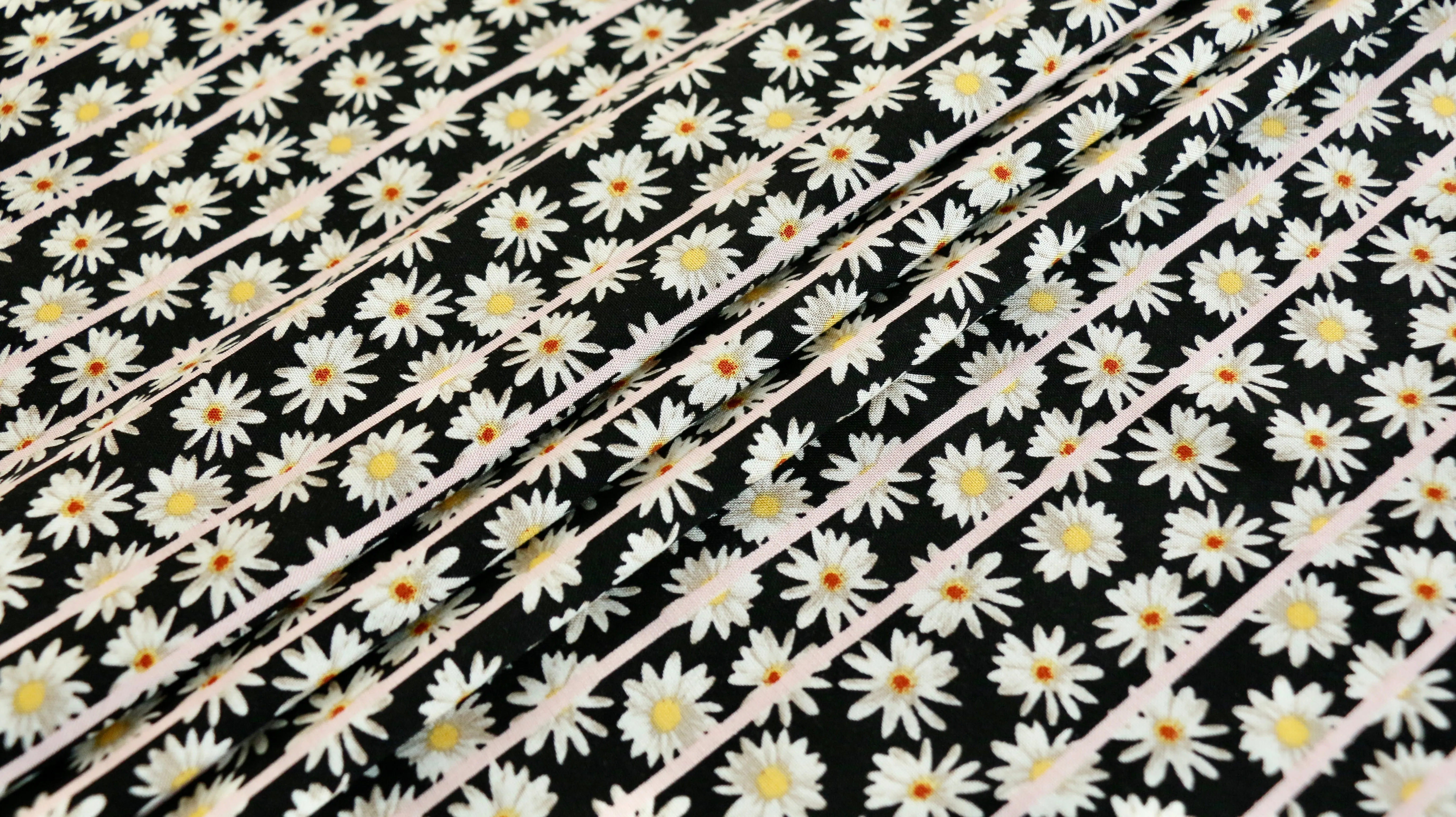 REMNANT 0.50m x 1.50m - VISCOSE CHALLIS FABRIC - Daisy design - Black, off white and pale pink