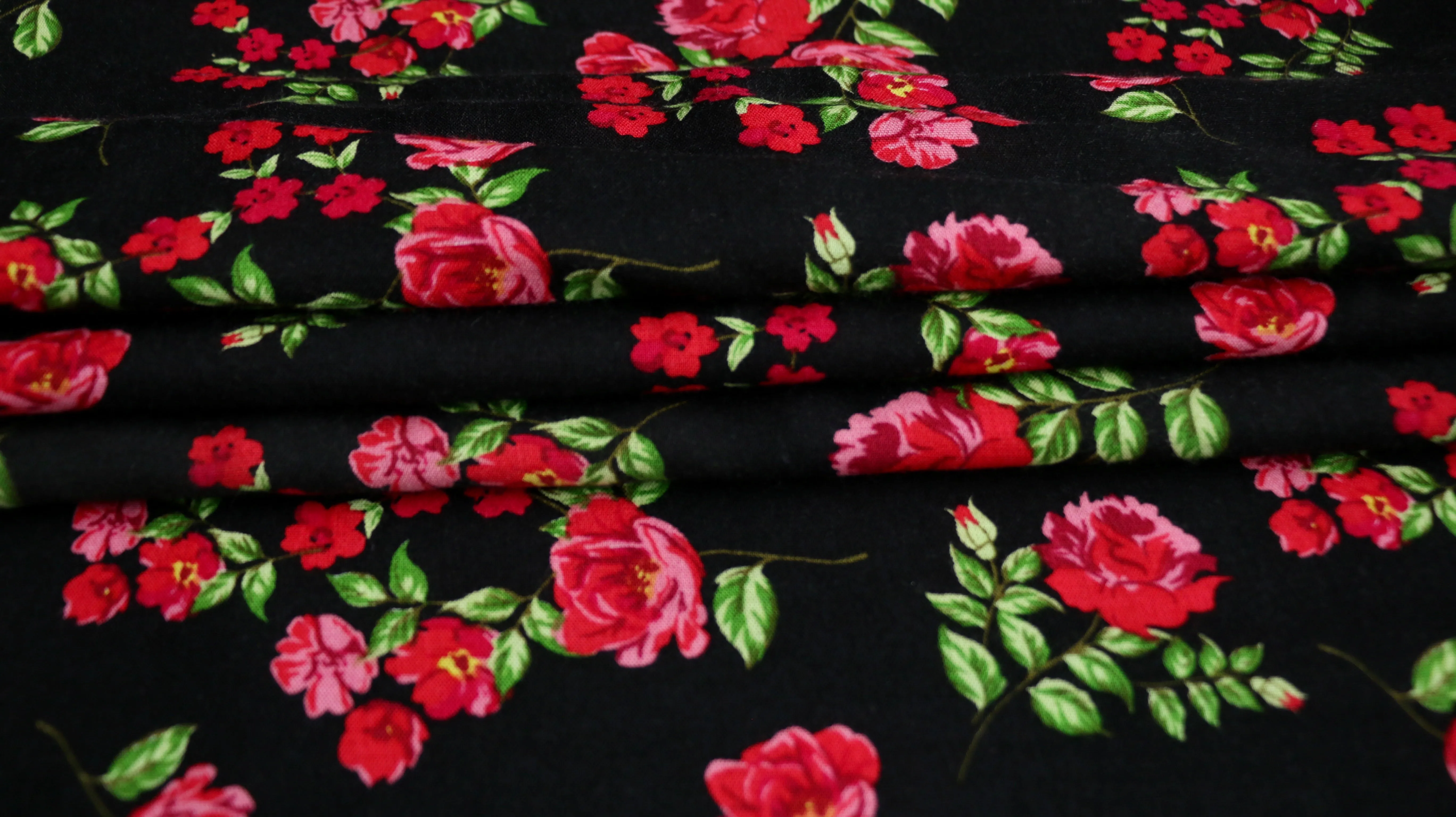 REMNANT 0.55m x 1.47m - VISCOSE CHALLIS - Red roses on black