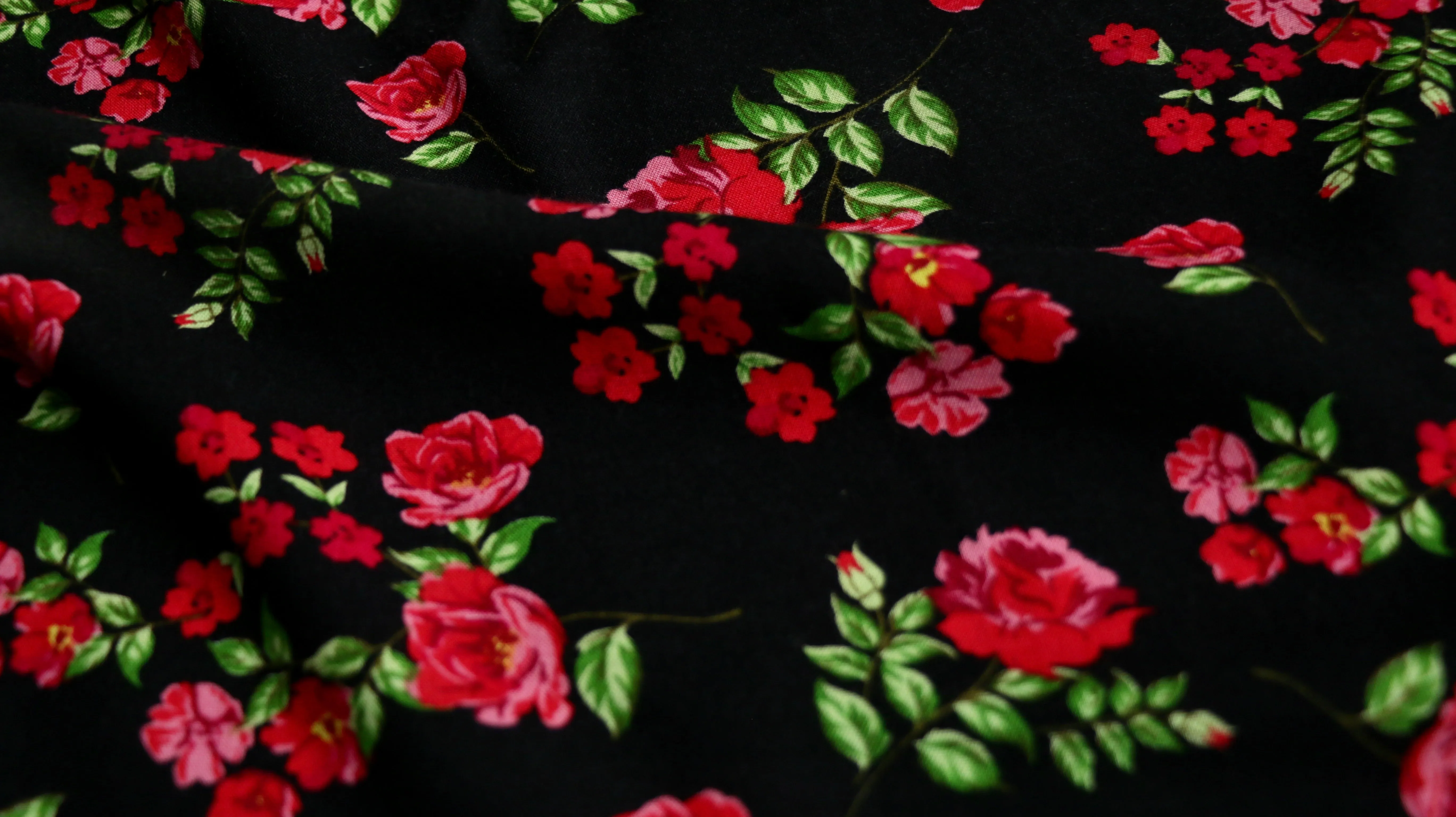 REMNANT 0.55m x 1.47m - VISCOSE CHALLIS - Red roses on black