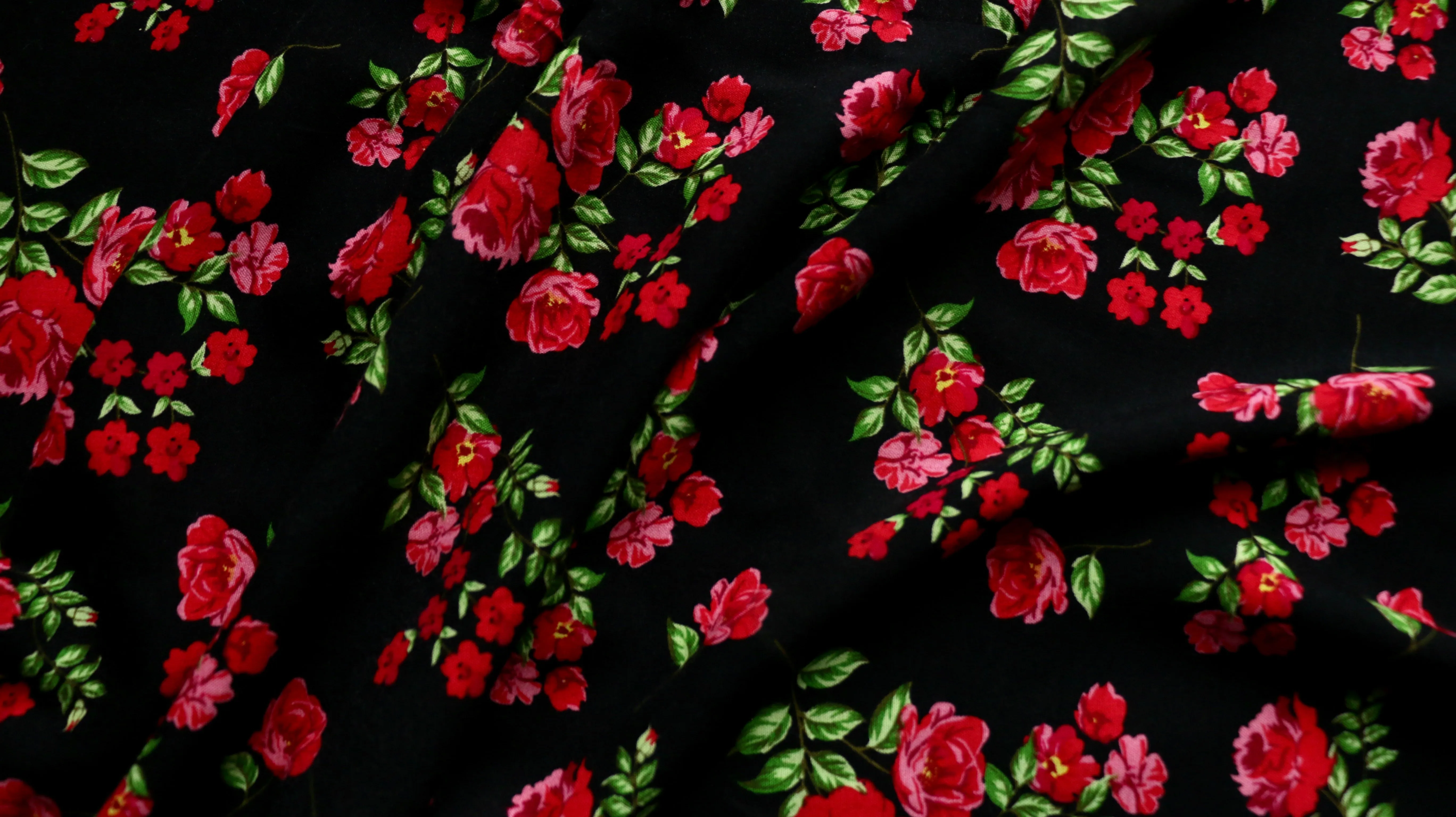 REMNANT 0.55m x 1.47m - VISCOSE CHALLIS - Red roses on black