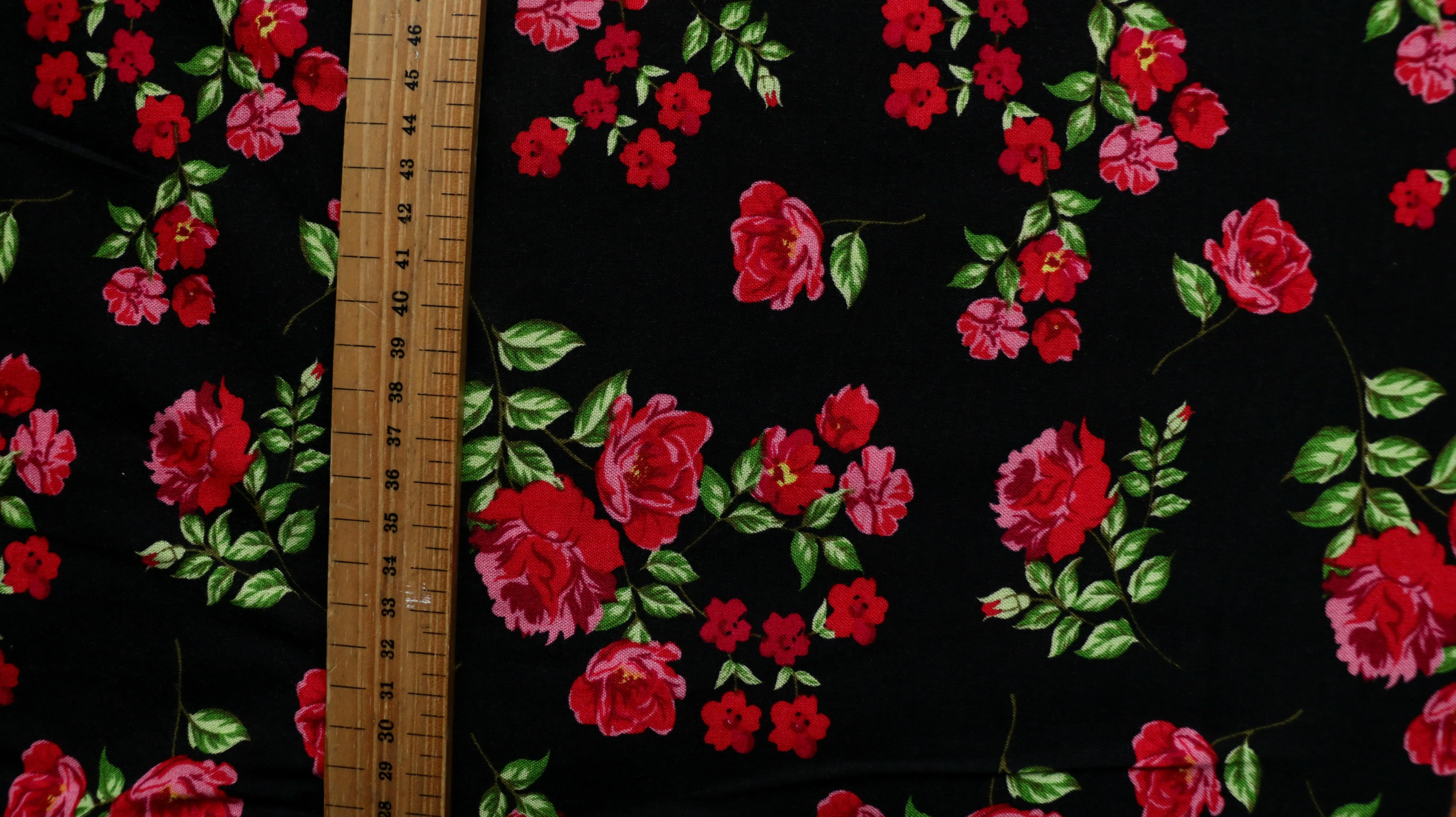 REMNANT 0.55m x 1.47m - VISCOSE CHALLIS - Red roses on black