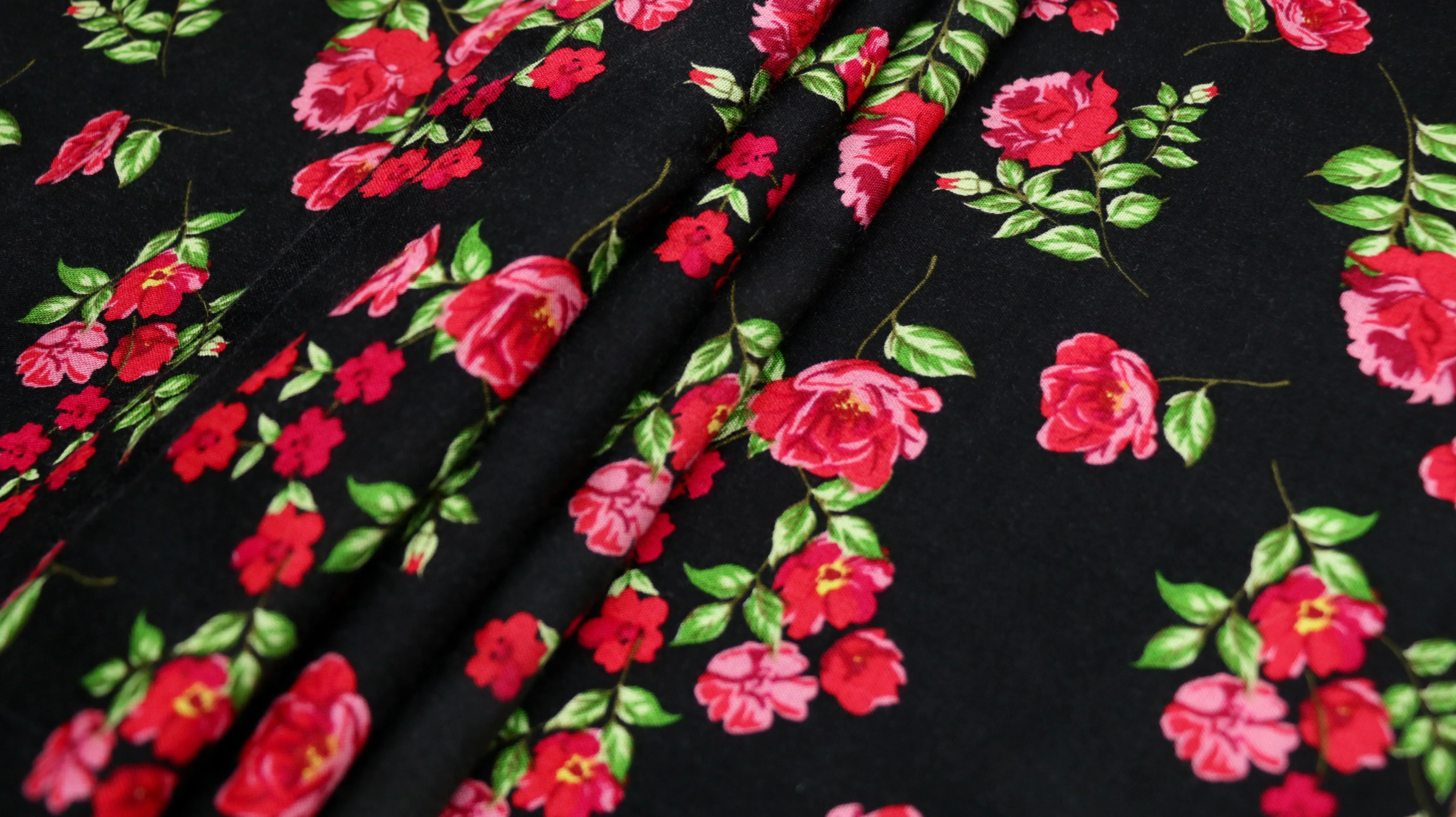 REMNANT 0.55m x 1.47m - VISCOSE CHALLIS - Red roses on black