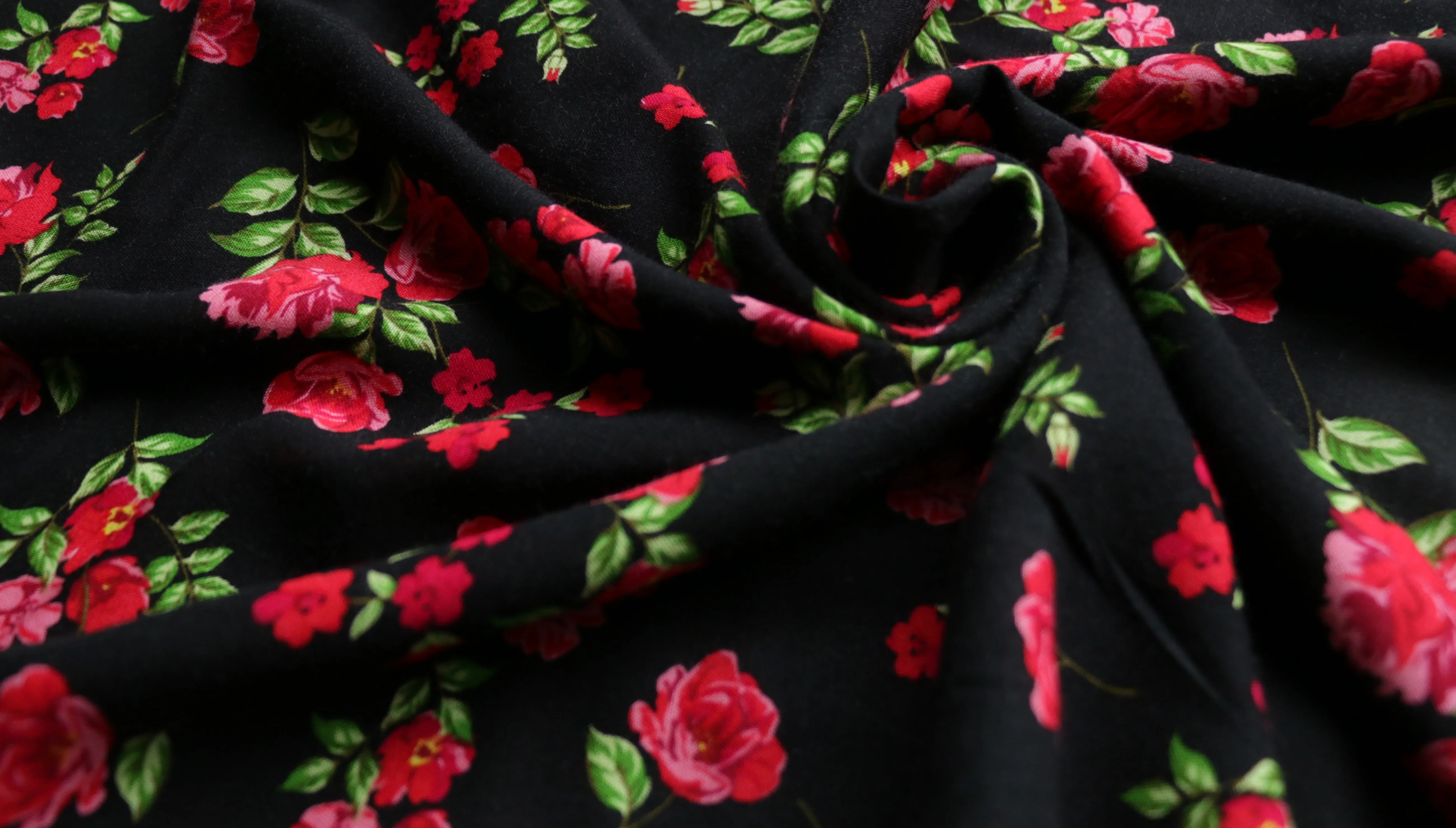 REMNANT 0.55m x 1.47m - VISCOSE CHALLIS - Red roses on black