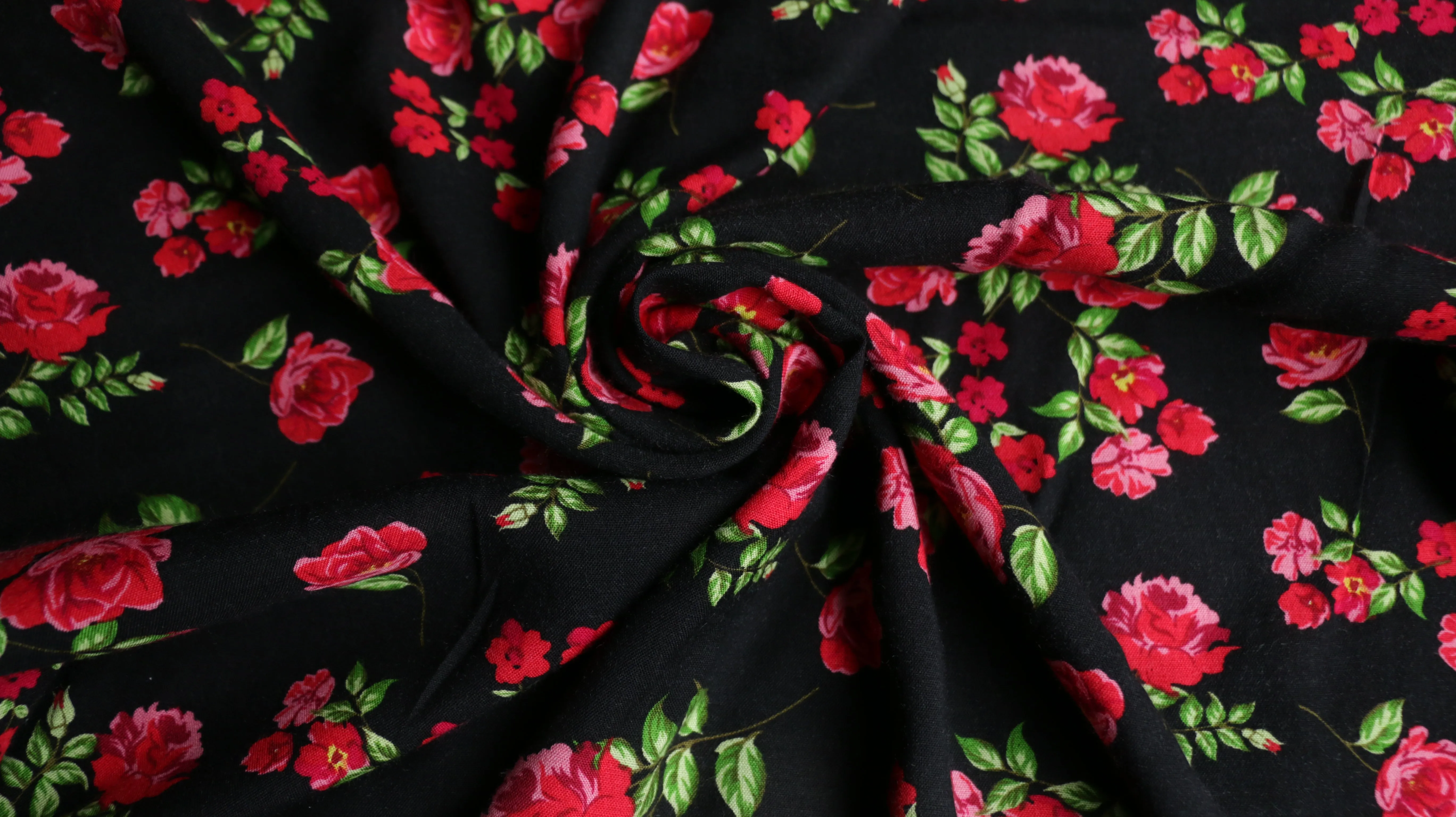 REMNANT 0.55m x 1.47m - VISCOSE CHALLIS - Red roses on black