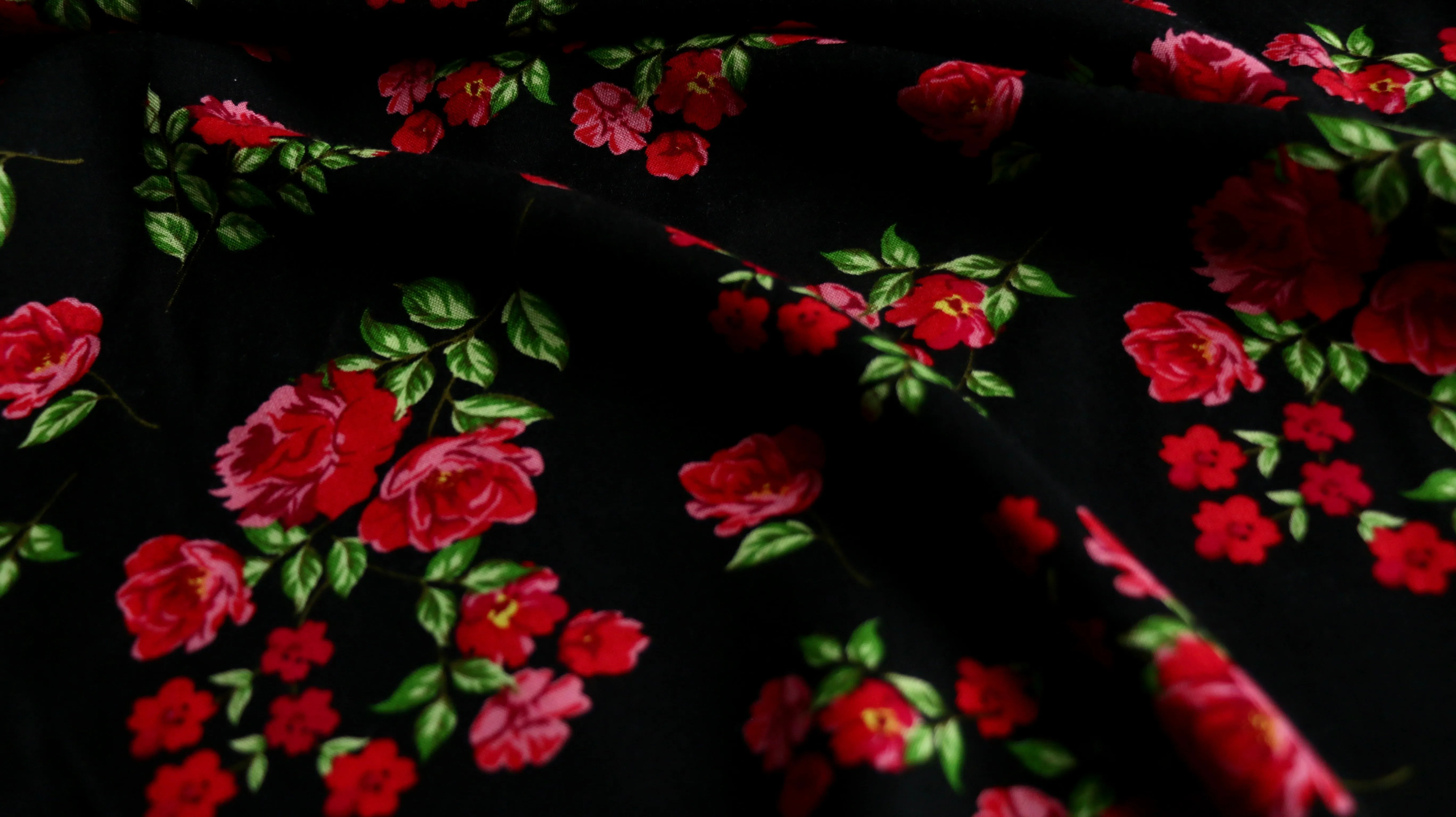 REMNANT 0.55m x 1.47m - VISCOSE CHALLIS - Red roses on black