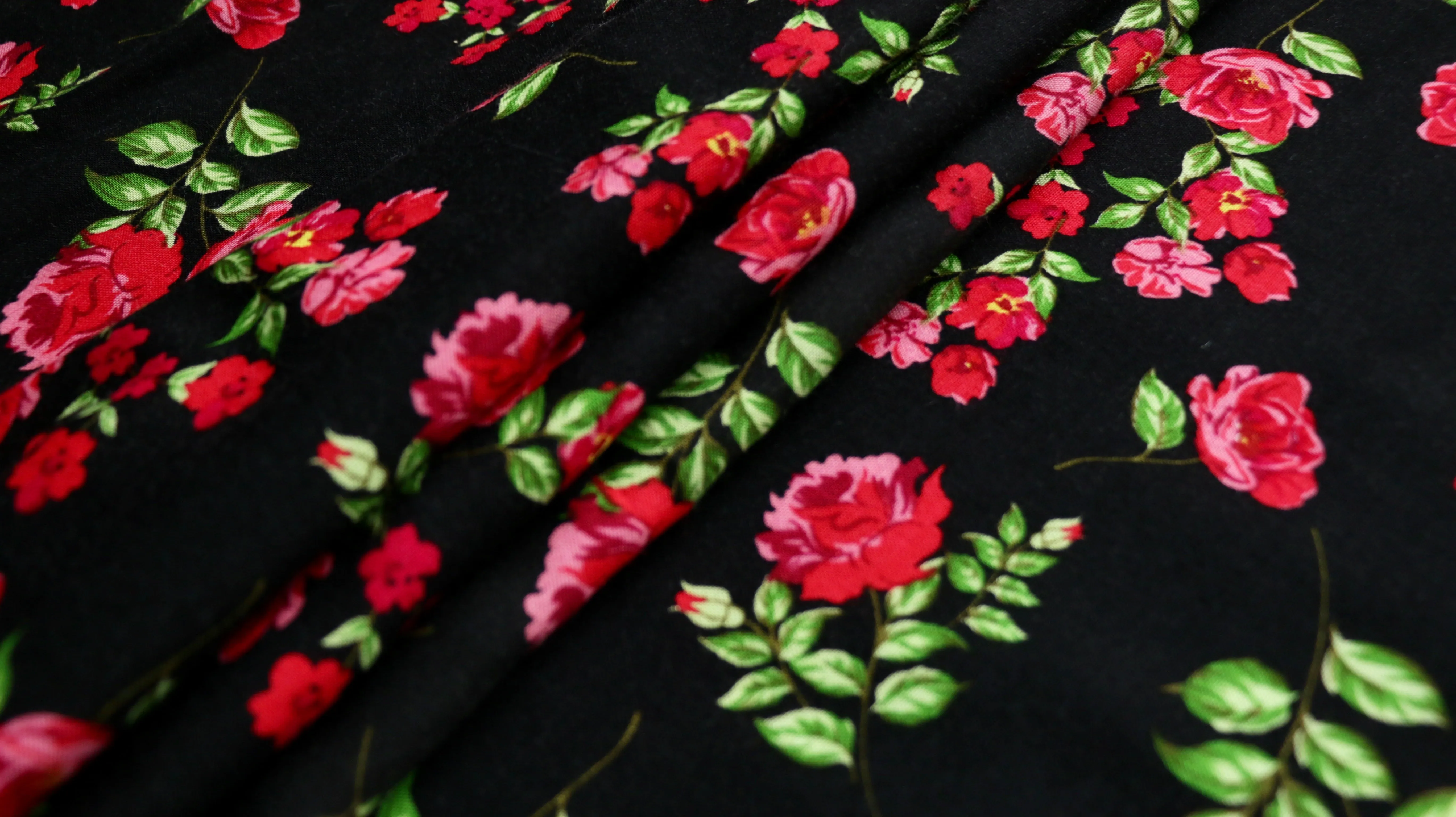 REMNANT 0.55m x 1.47m - VISCOSE CHALLIS - Red roses on black