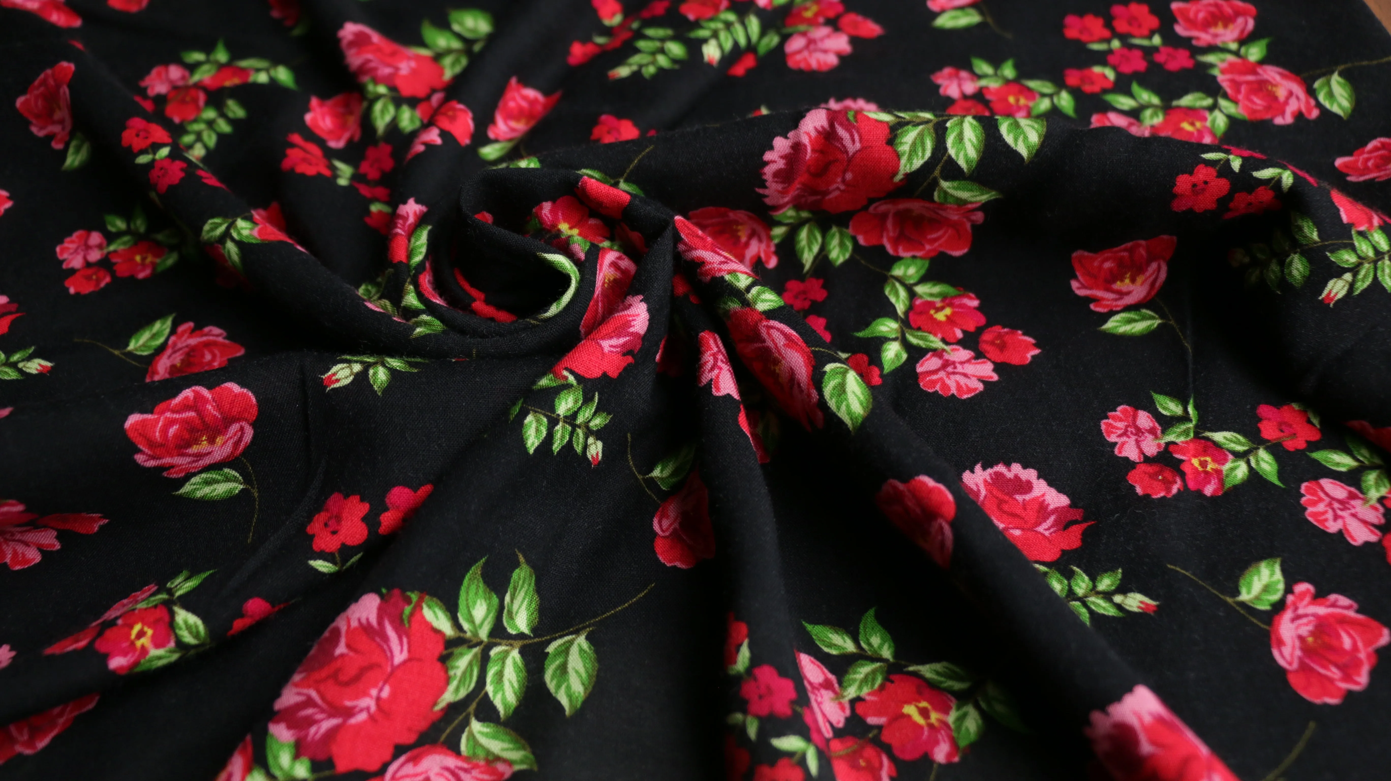 REMNANT 0.55m x 1.47m - VISCOSE CHALLIS - Red roses on black
