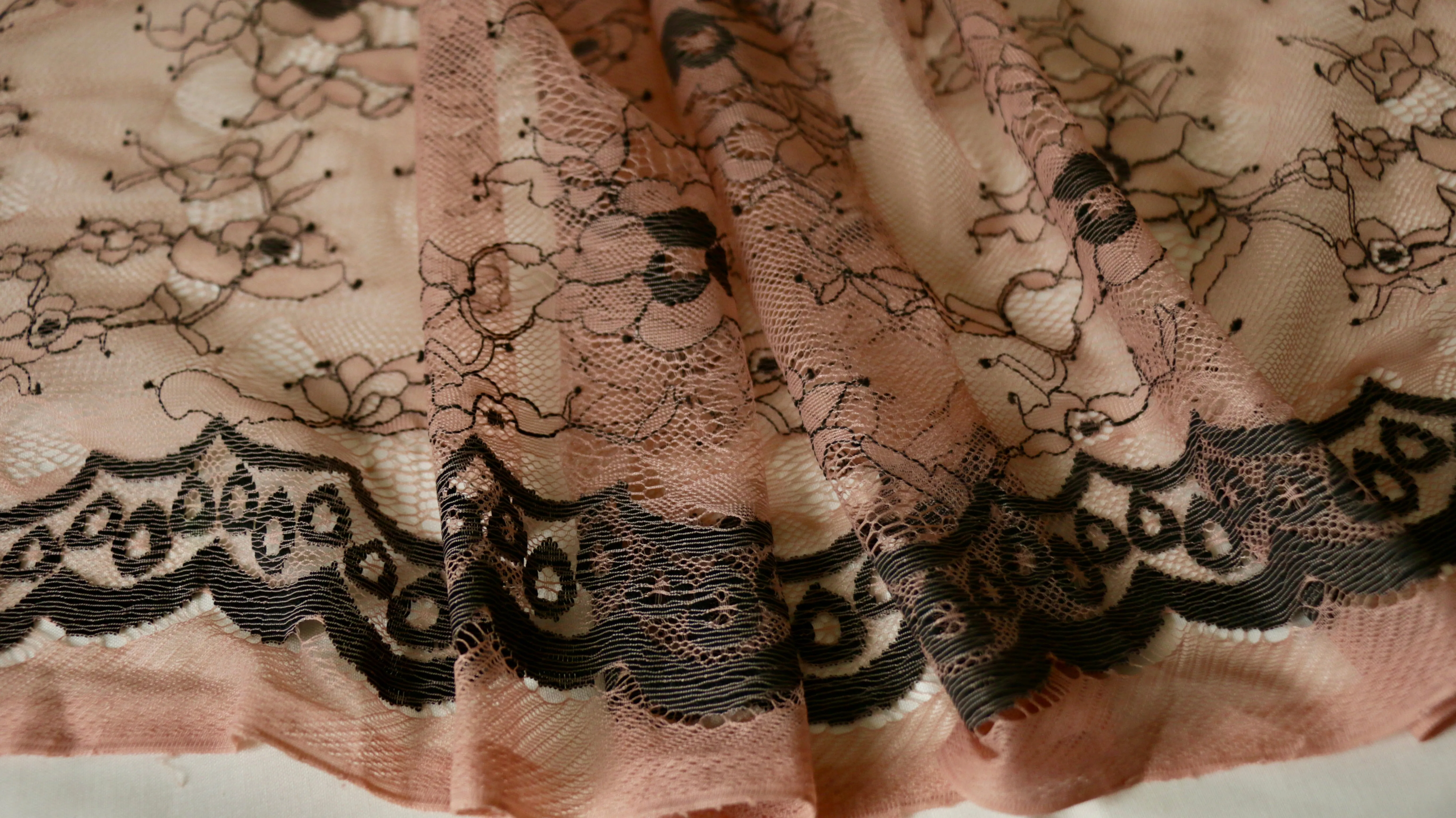 REMNANT 0.95m x 1.50m - NYLON LACE - Floral design - non stretch - 2 side border