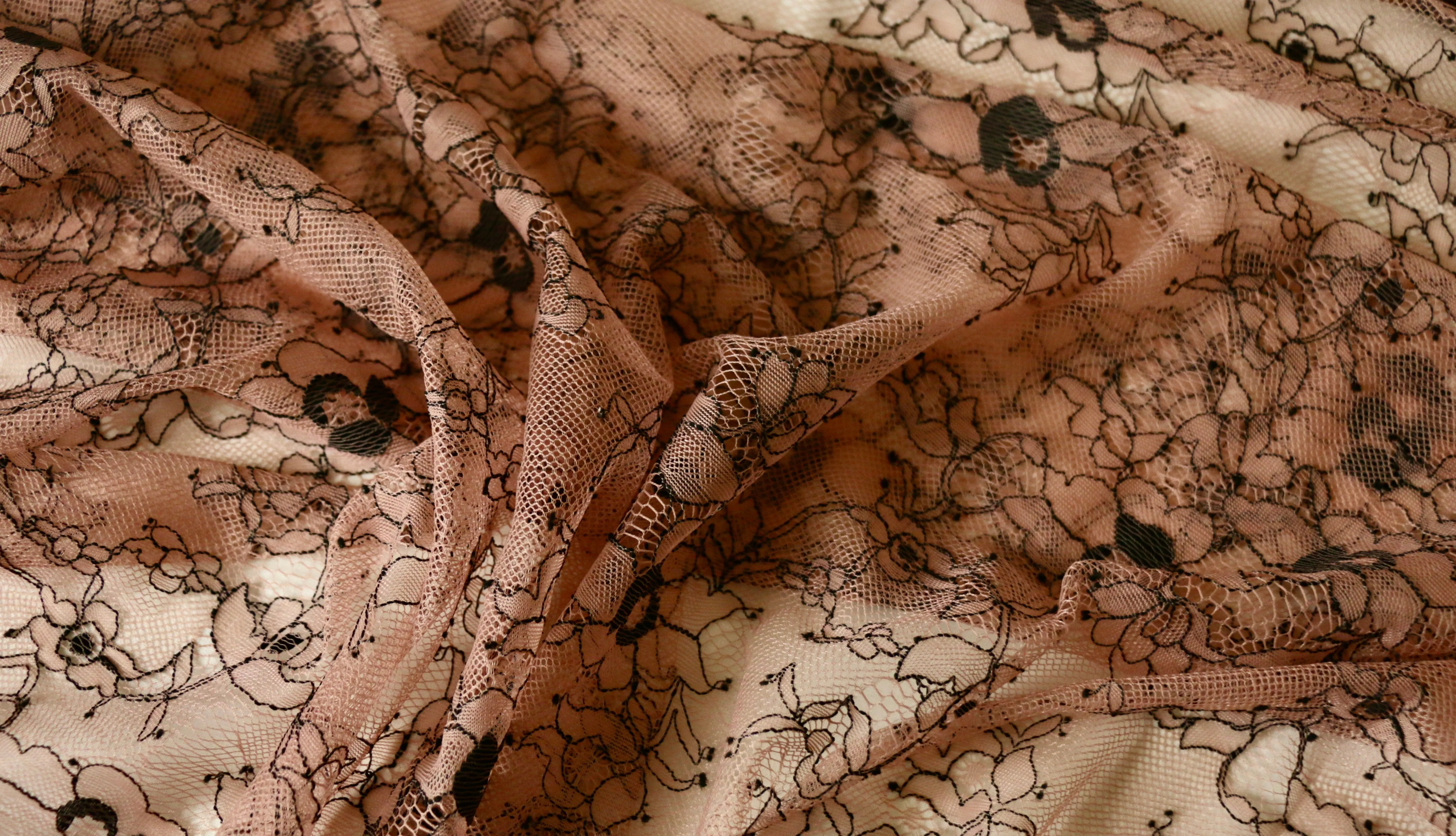 REMNANT 0.95m x 1.50m - NYLON LACE - Floral design - non stretch - 2 side border