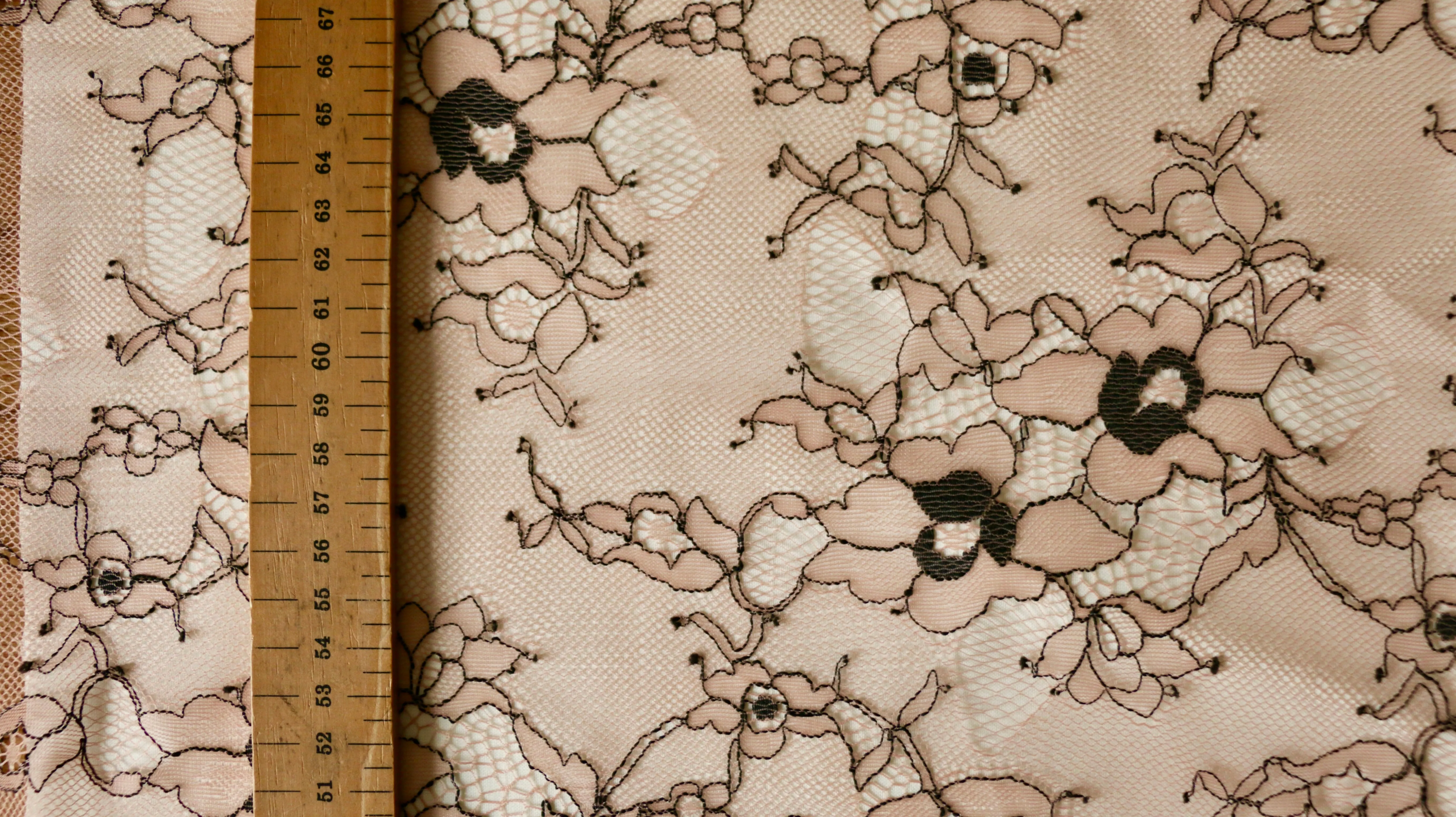REMNANT 0.95m x 1.50m - NYLON LACE - Floral design - non stretch - 2 side border