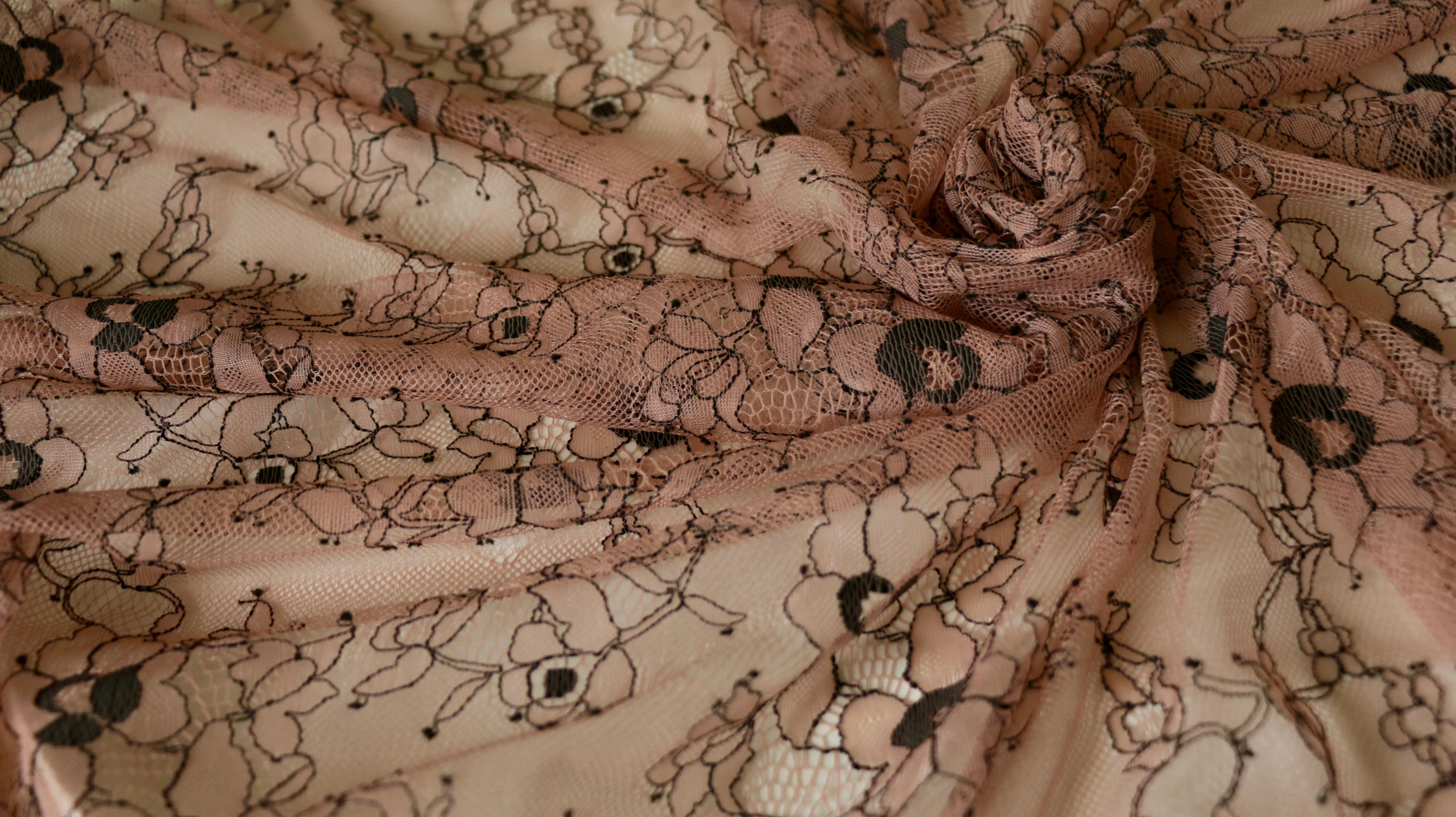 REMNANT 0.95m x 1.50m - NYLON LACE - Floral design - non stretch - 2 side border