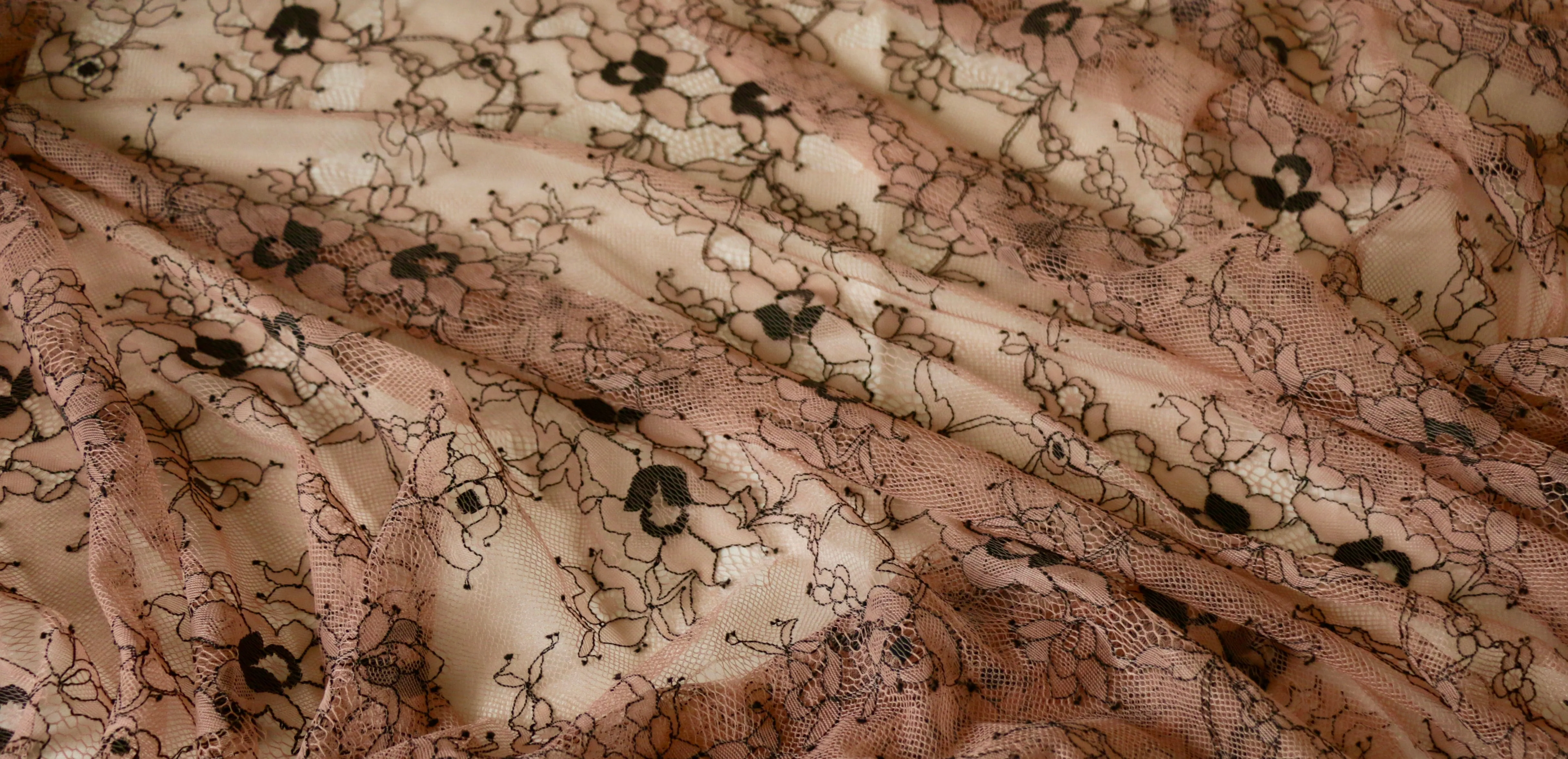 REMNANT 0.95m x 1.50m - NYLON LACE - Floral design - non stretch - 2 side border