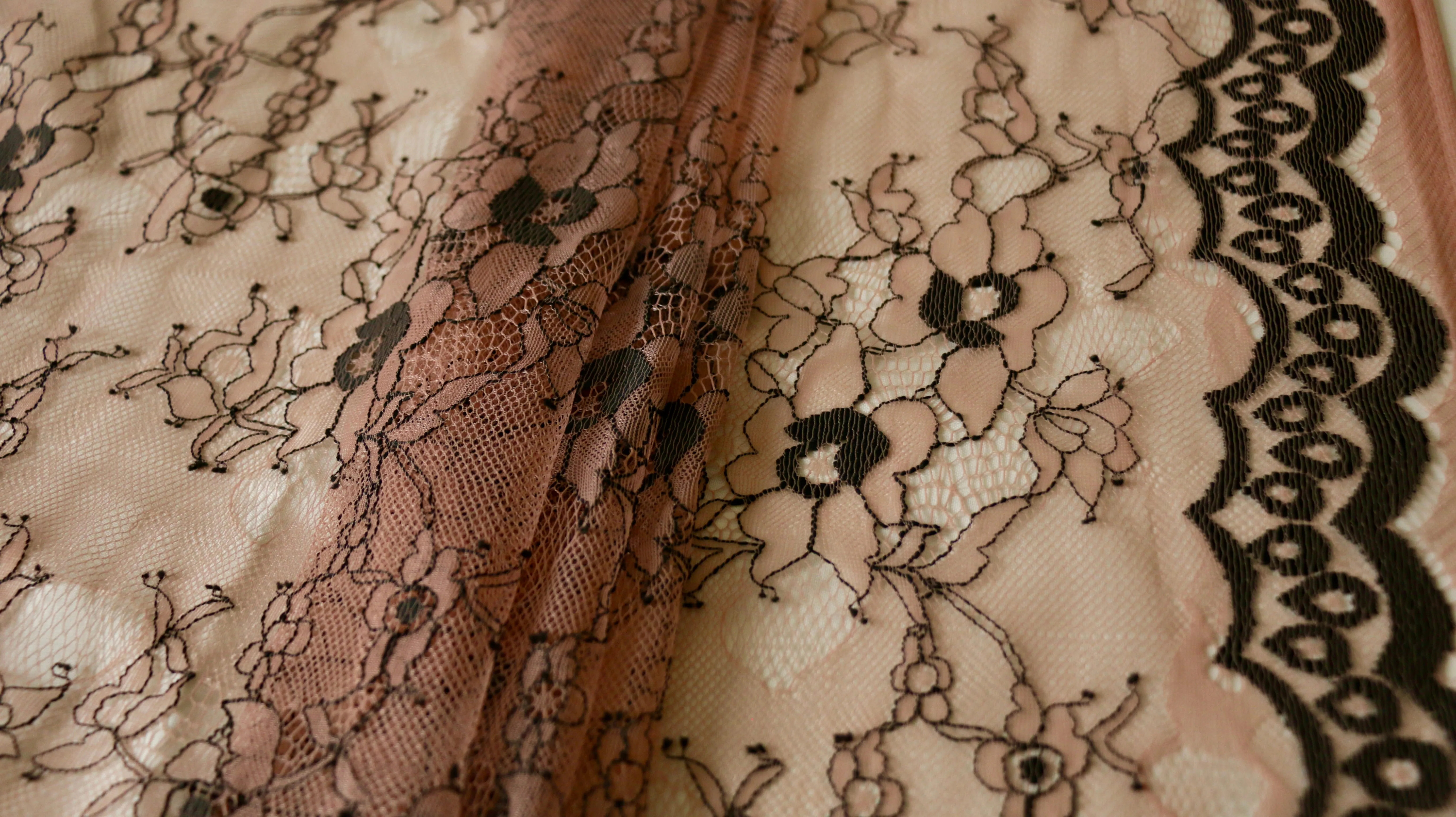 REMNANT 0.95m x 1.50m - NYLON LACE - Floral design - non stretch - 2 side border