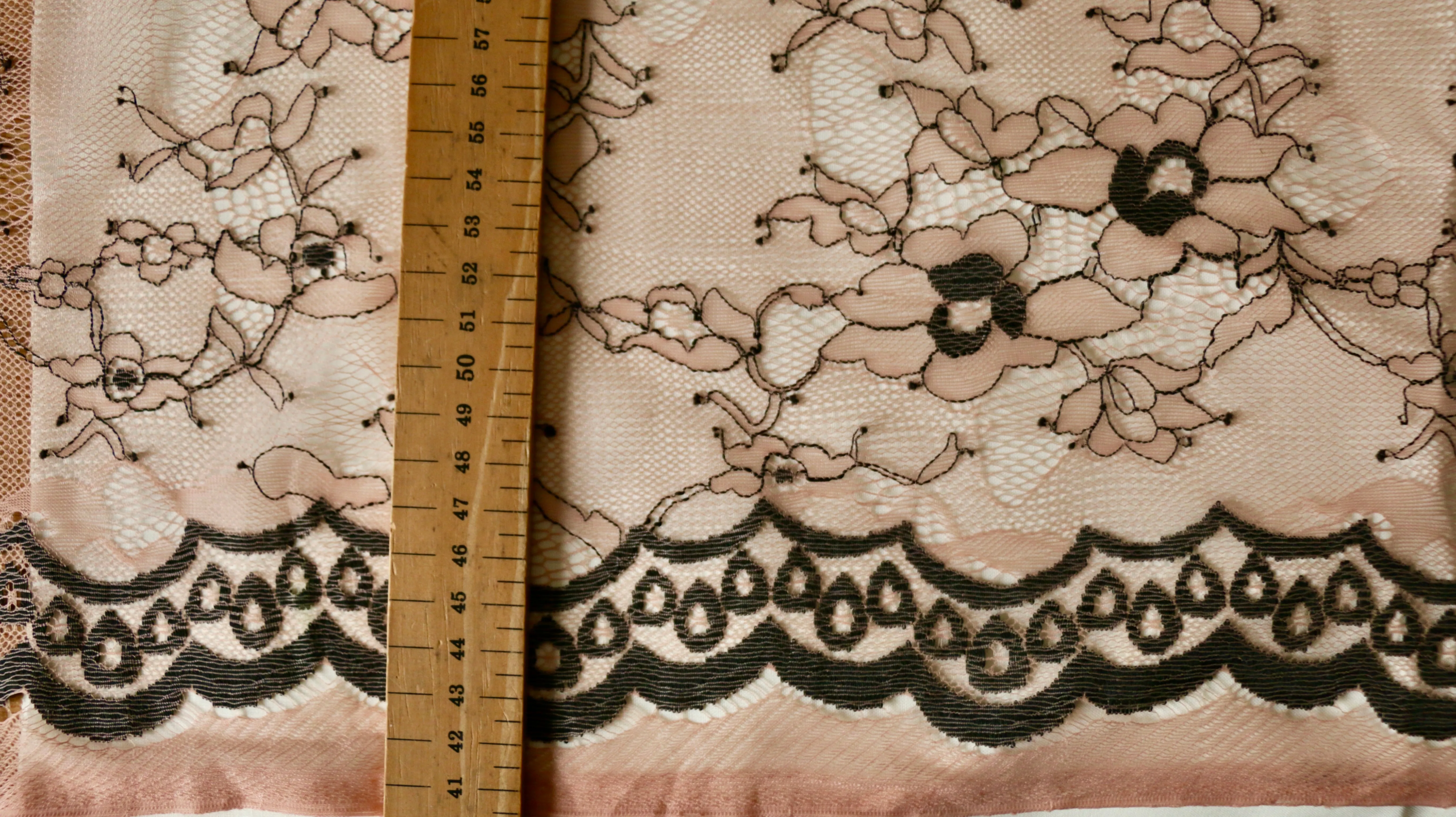 REMNANT 0.95m x 1.50m - NYLON LACE - Floral design - non stretch - 2 side border