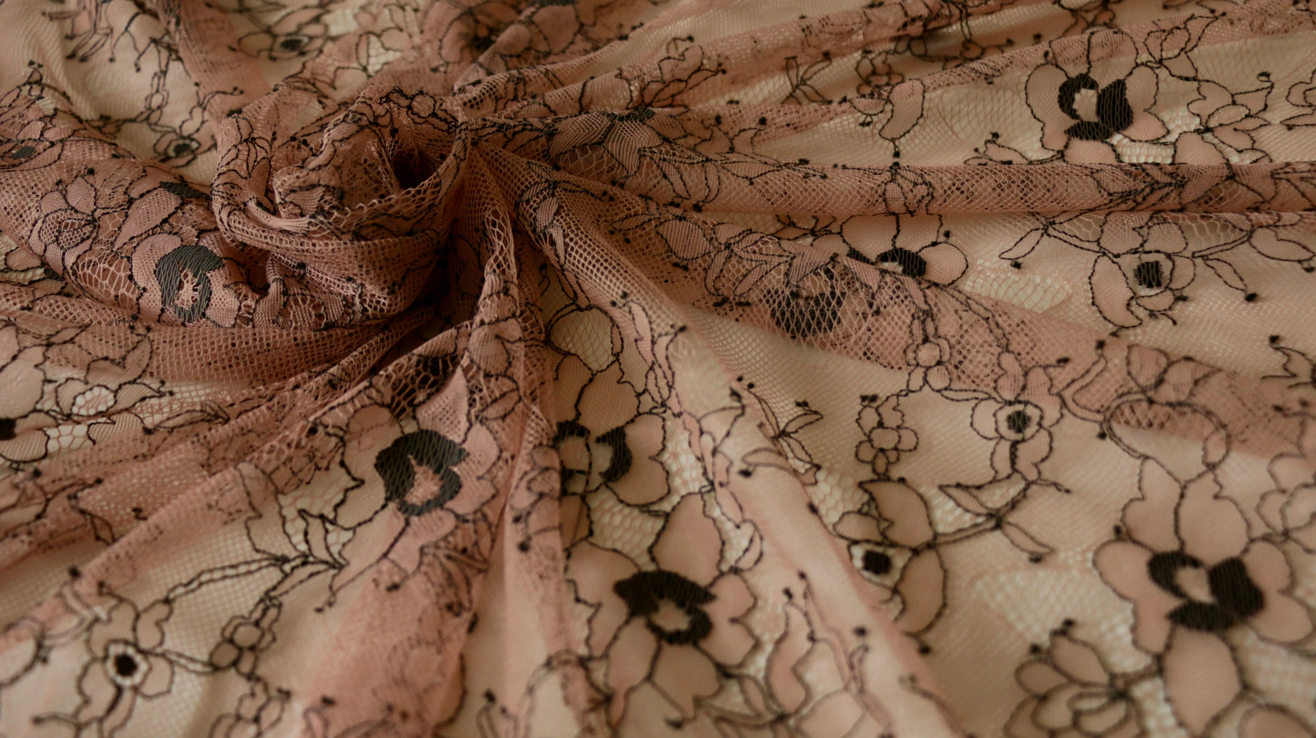 REMNANT 0.95m x 1.50m - NYLON LACE - Floral design - non stretch - 2 side border