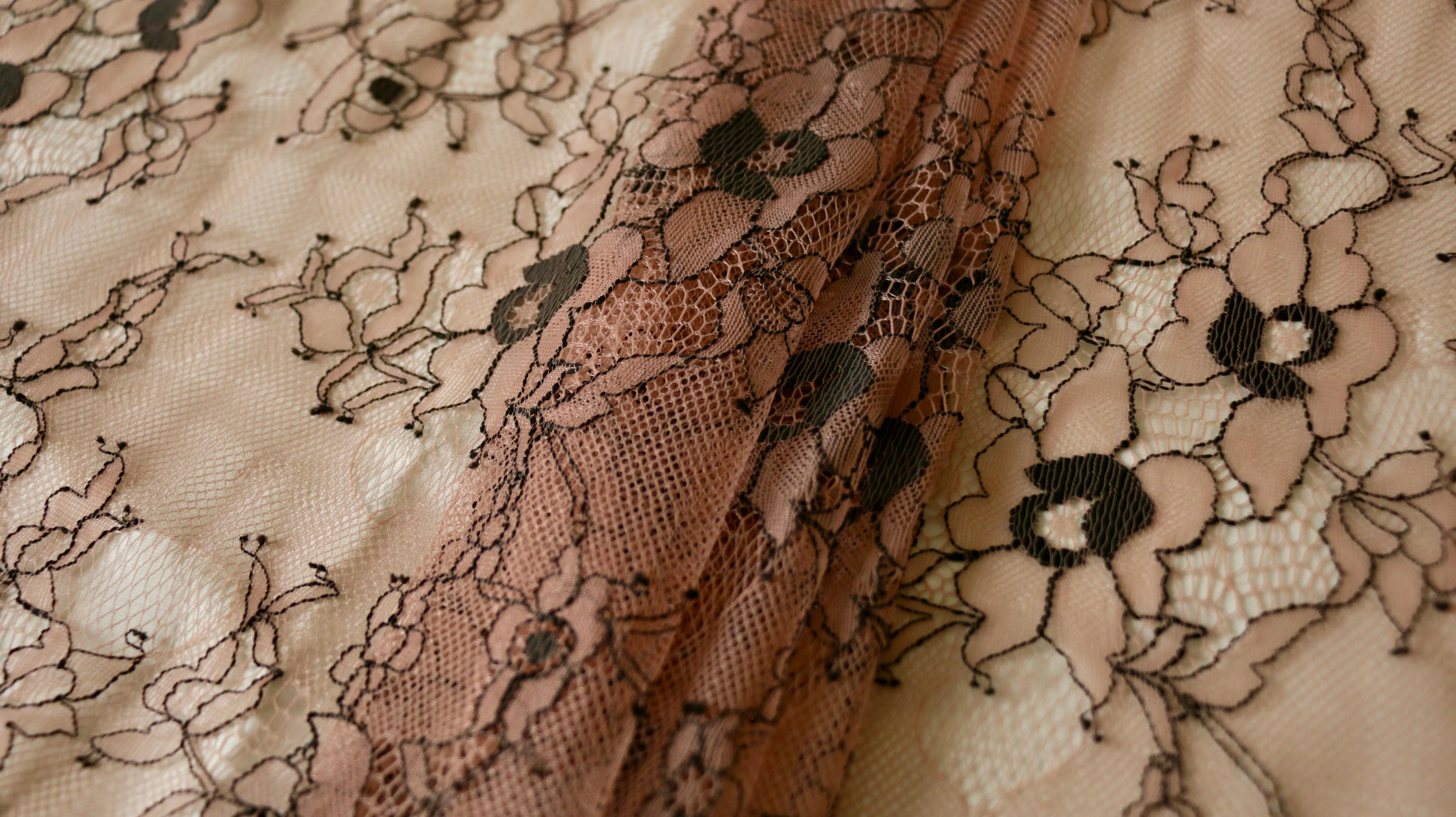 REMNANT 0.95m x 1.50m - NYLON LACE - Floral design - non stretch - 2 side border