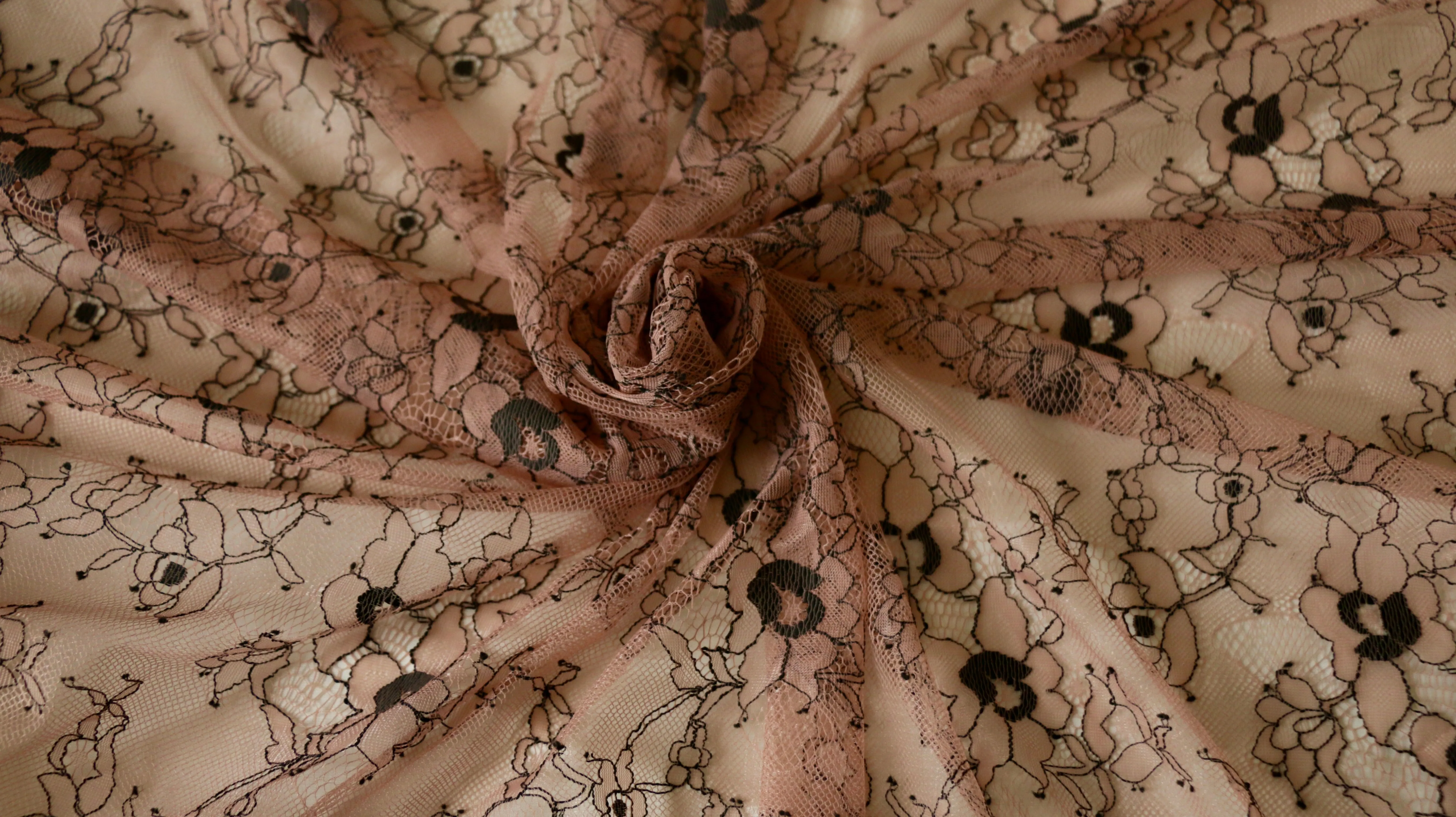 REMNANT 0.95m x 1.50m - NYLON LACE - Floral design - non stretch - 2 side border